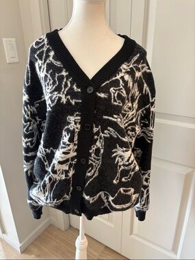 2fly western horse Black & White Patterned V-Neck Button Cardigan Sweater